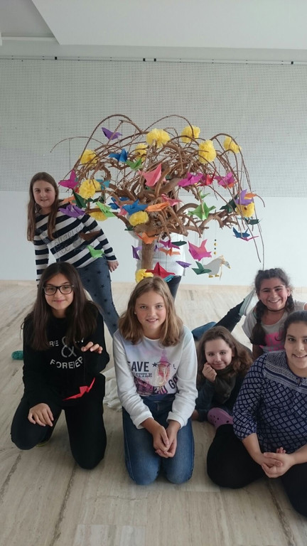 Sch__ler Mittelschule Lochau mit Taubenbaum.jpg