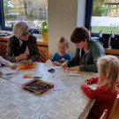 Angelika Schwarzmann setzt gemeinsam mit Alberschwender Kindergarten ein Zeichen f__r SOS-Kinderdorf Kinderrechte Kampagene .jpg
