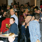 Die G__ste dr__ngten sich im Foyer.JPG
