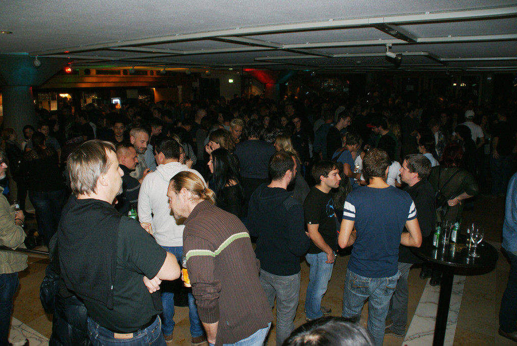 Im Reichshofsaal dr__ngten sich die Musikfans bei den Meisterrockern.JPG