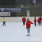 Eiskunstläufer im Vordergrund