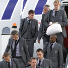 Englische Fußballmanschaft trifft am Londoner Flughafen ein