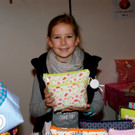 Annika mit einem T__schchen von Manuela King.JPG