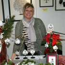 Susanne Plattner zaubert Scherenschnitte.JPG