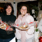 v_li_ Andrea Strinitzer mit ihren  k__stlichen Keksen und Annette Egger.JPG