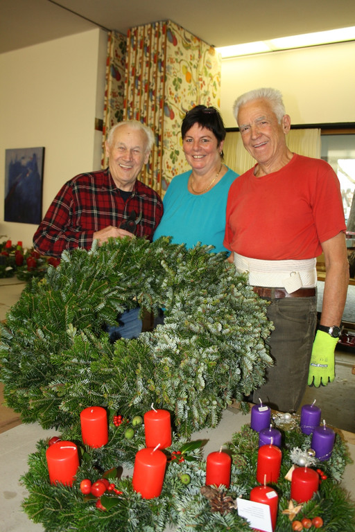 Adventkranzbinden MISSIONSKREIS der Pfarre 2016 _11_.JPG