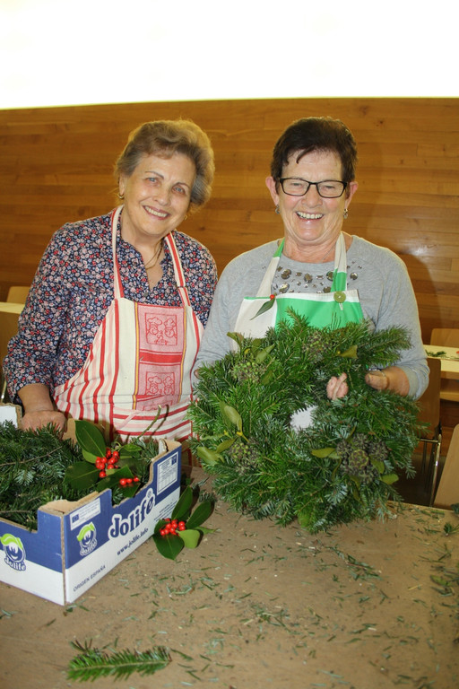 Adventkranzbinden MISSIONSKREIS der Pfarre 2016 _8_.JPG