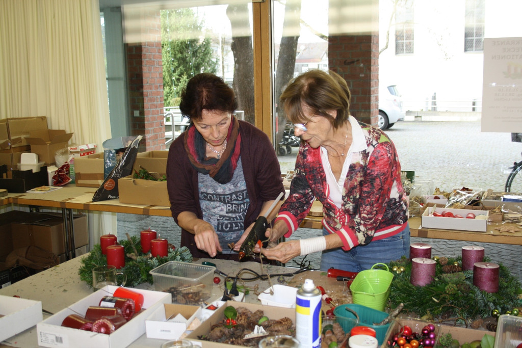 Adventkranzbinden MISSIONSKREIS der Pfarre 2016 _4_.JPG
