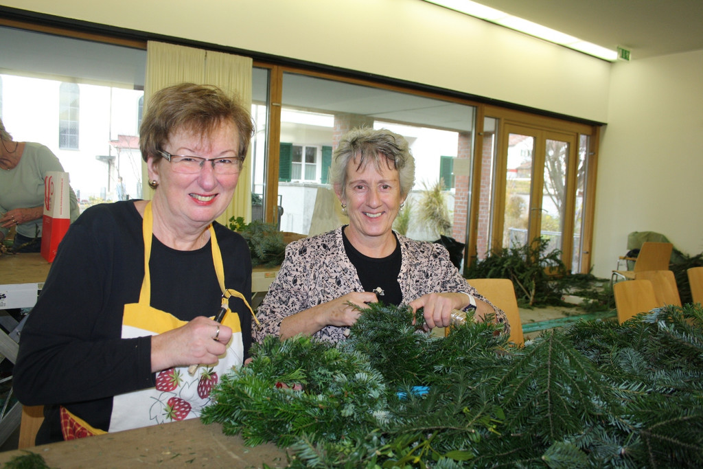 Adventkranzbinden MISSIONSKREIS der Pfarre 2016 _9_.JPG