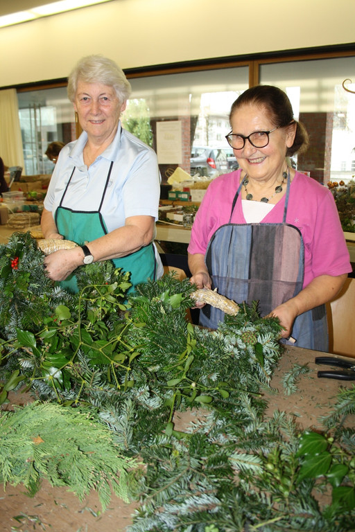 Adventkranzbinden MISSIONSKREIS der Pfarre 2016 _12_.JPG