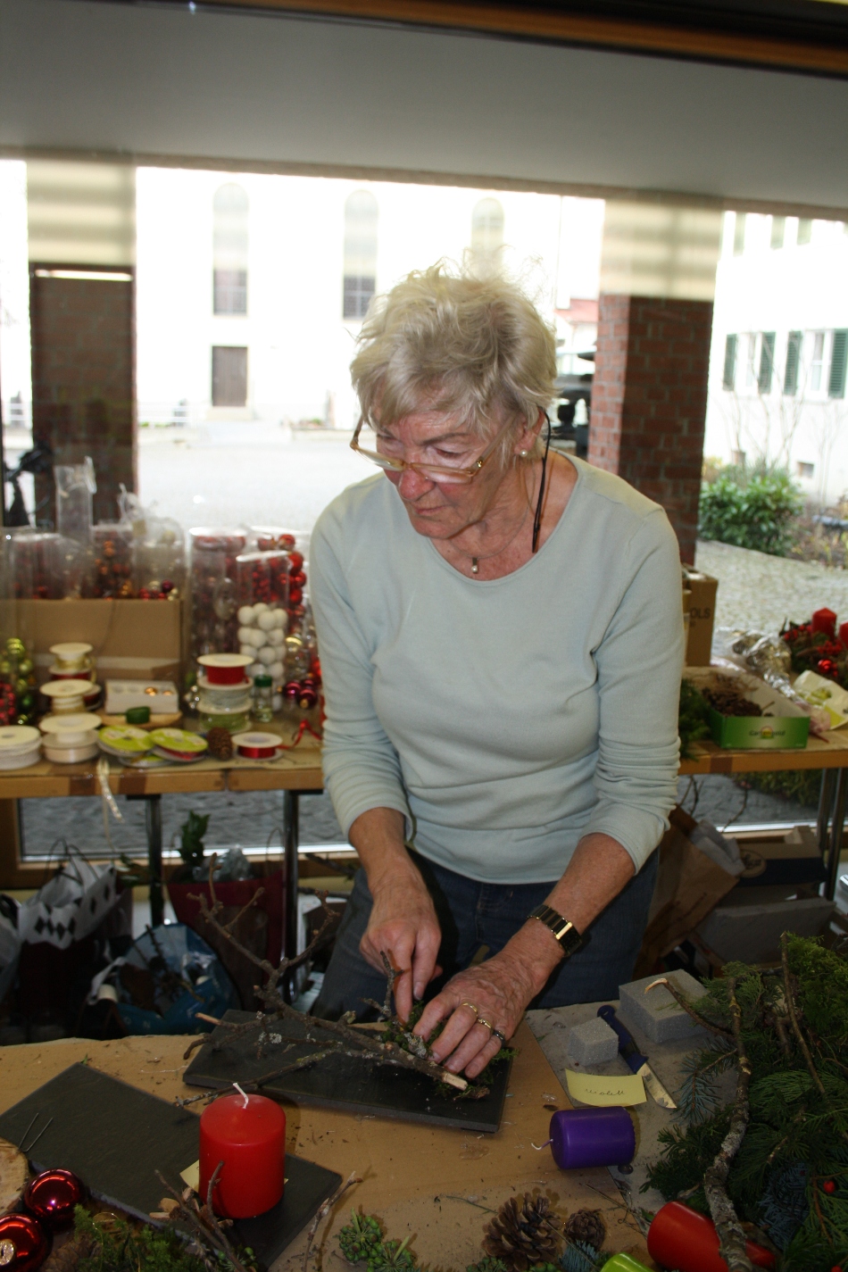 Adventkranzbinden MISSIONSKREIS der Pfarre 2016 _14_.JPG