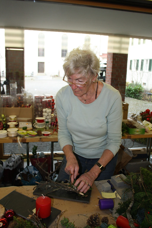 Adventkranzbinden MISSIONSKREIS der Pfarre 2016 _14_.JPG