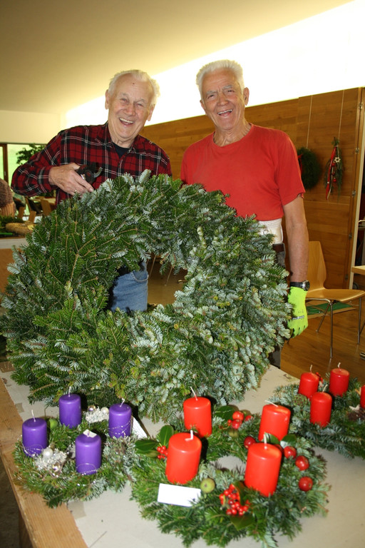 Adventkranzbinden MISSIONSKREIS der Pfarre 2016 _10_.JPG