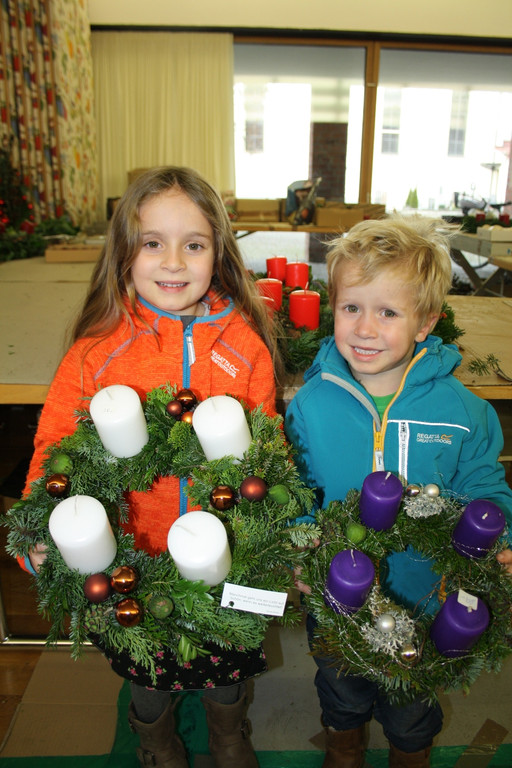 Adventkranzbinden MISSIONSKREIS der Pfarre 2016 _3_.JPG
