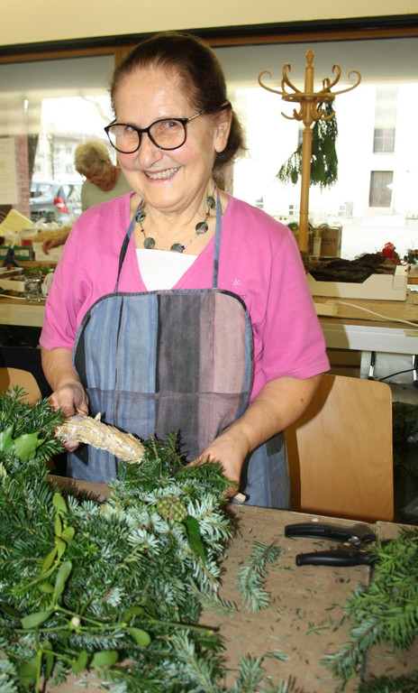 Adventkranzbinden MISSIONSKREIS der Pfarre 2016 _13_.JPG