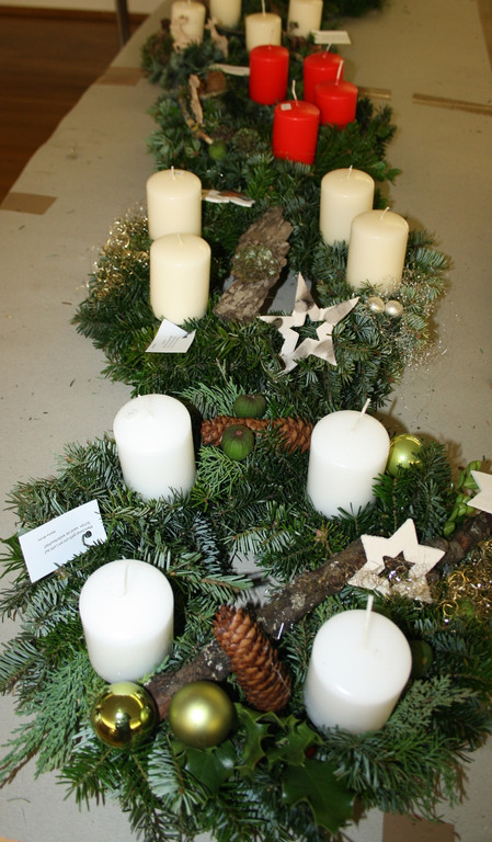 Adventkranzbinden MISSIONSKREIS der Pfarre 2016 _7_.JPG