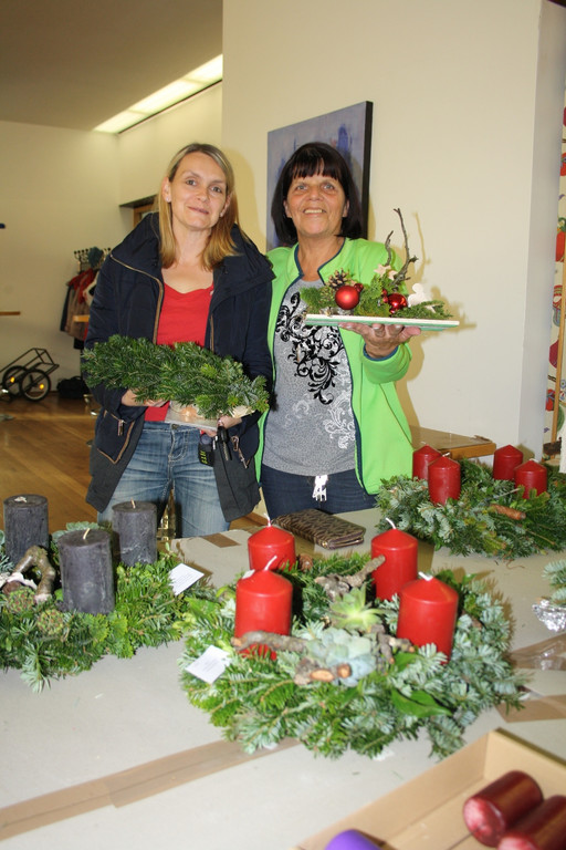 Adventkranzbinden MISSIONSKREIS der Pfarre 2016 _2_.JPG