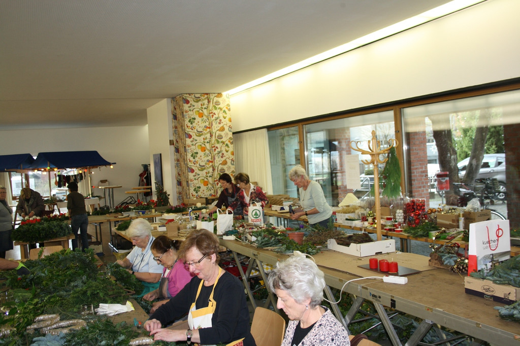 Adventkranzbinden MISSIONSKREIS der Pfarre 2016 _6_.JPG