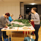 Adventskranzbinden im Haus der Begegnung