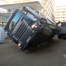 Lkw beim Abladen umgekippt