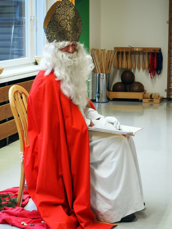 Nikolaus besucht einen Kindergarten.JPG