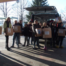 Die Schüler beim Beladen des Busses....