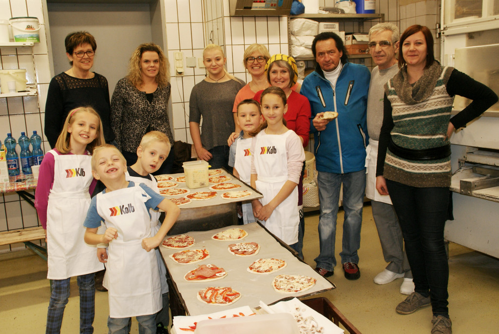 Eine fr__hliche Truppe werkte in der B__ckerei.JPG