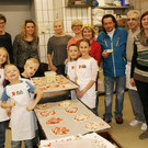Eine fr__hliche Truppe werkte in der B__ckerei.JPG