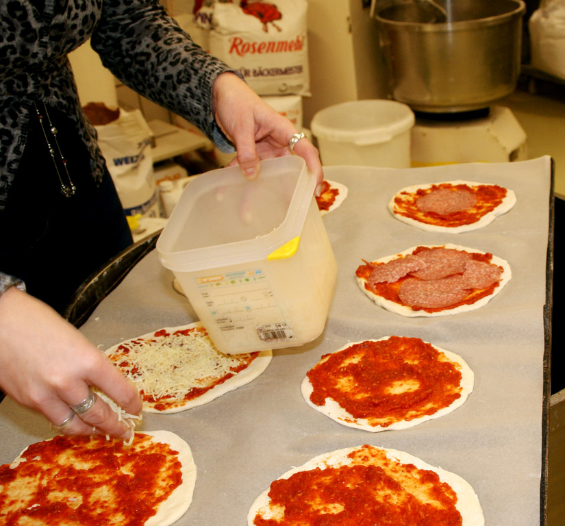 Pizzagaudi in der Backstube.JPG