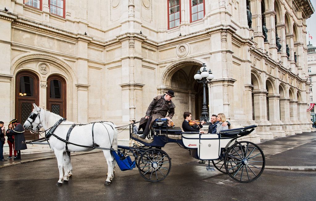 5_SWISS_Fiaker_Wien_In-Fiaker_Entertainment.jpg