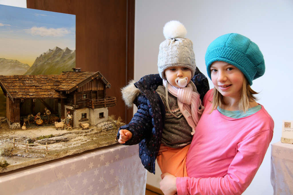 Felipa und Medea besuchten die Ausstellung des Krippenbauverein Fellengatter im Haus der Begegnung.JPG