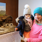 Felipa und Medea besuchten die Ausstellung des Krippenbauverein Fellengatter im Haus der Begegnung.JPG