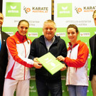 Ewald Roth Alisa Buchinger Willy Grims Betti Plank  Simon Klausberger pr__sentieren Erima-Anz__ge Foto Martin Kremser _2_.JPG