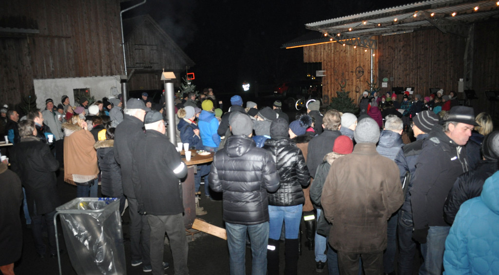 DSC_0170 ganzer Hof mit Sch__lerchor.jpg