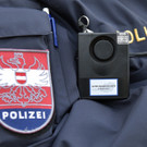 Wiener Polizei verteilt Taschenalarme: Bilder der Verteilaktion in der Seestadt Aspern