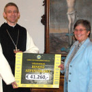 Scheck__bergabe_Abt Anselm_Andrea Helbok.jpg