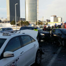 Taxifahrer bei Unfall auf der A4 unter Fahrzeug eingeklemmt
