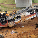Bus stürzt von Brücke: Zwölf Tote