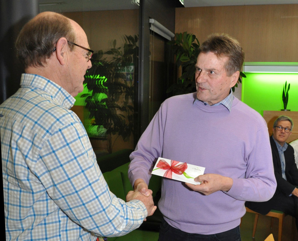 DSC_1000 Obmann Wilfried Winkel gratuliert Arnold Perfler zur Ehrenmitgliedschaft.jpg