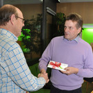 DSC_1000 Obmann Wilfried Winkel gratuliert Arnold Perfler zur Ehrenmitgliedschaft.jpg