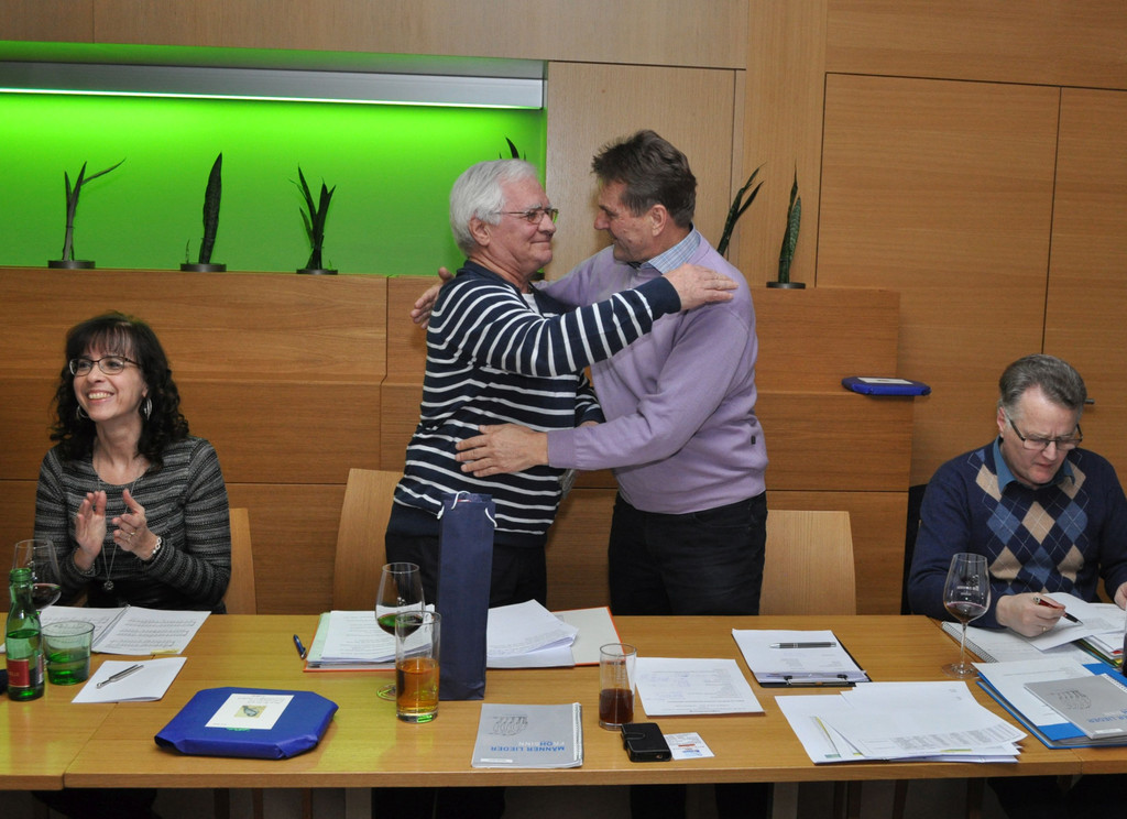 Neu-Obmann Alfred Bolter w__rdigt die Verdienste des bisherigen Obmannes Wilfried Winkel 3.JPG