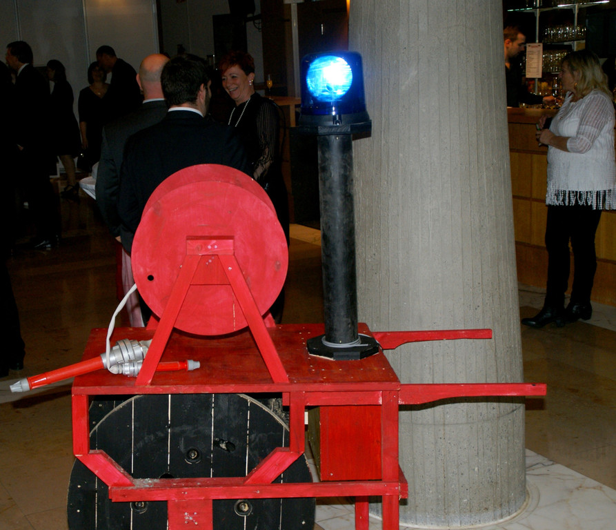 Mit Blaulicht wurden die G__ste empfangen.JPG