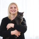 Flora Scheed und ihre Praxis-Katzen