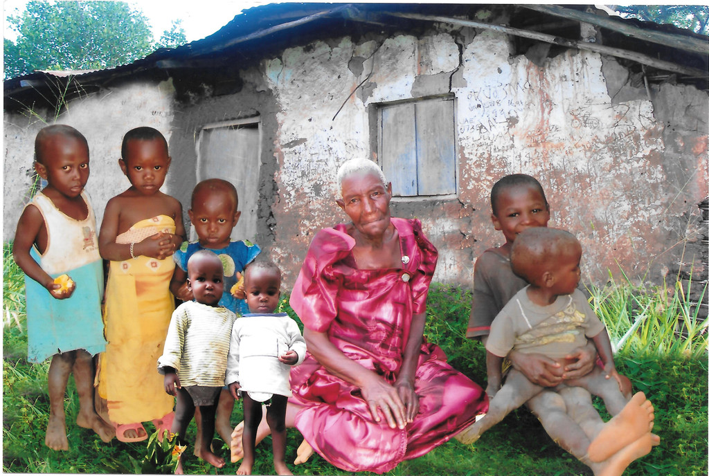 Oma Veronika und Enkelkinder-1.jpg