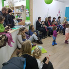 Zur Ein-Jahr-Feier des Kinderfachgeschäfts Wunderland bezauberte Ingrid Hofer mit "Teddy Eddy"