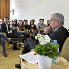 Van der Bellen besucht Schüler in Wien
