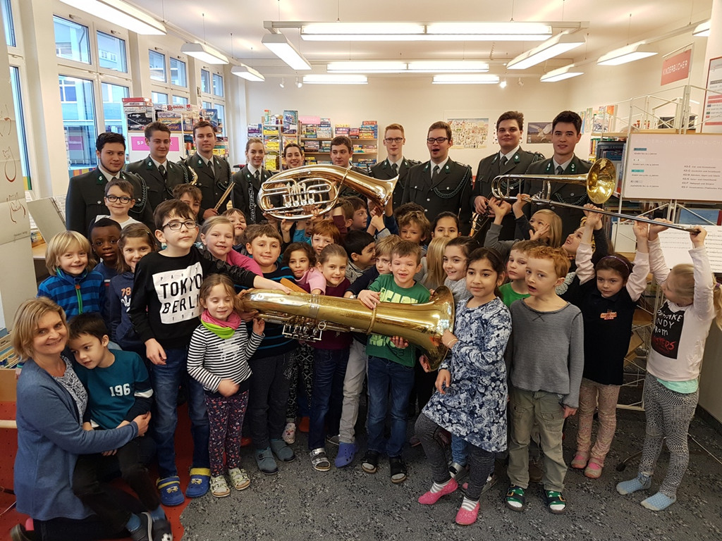 Musikverein WERBUNG in der Schule Milit__rmusik B 25-01-2017 KLASSENBILDER _1_.jpg