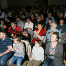 Begeistertes Publikum in der Dorfmitte.JPG