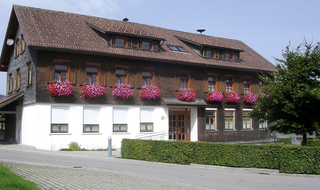 Bucher Schul- und Wohnhaus aktuell.JPG