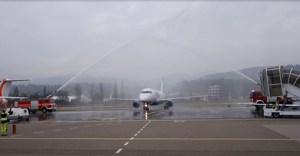 Begruessung mit der traditionellen Wasserfontaene.JPG